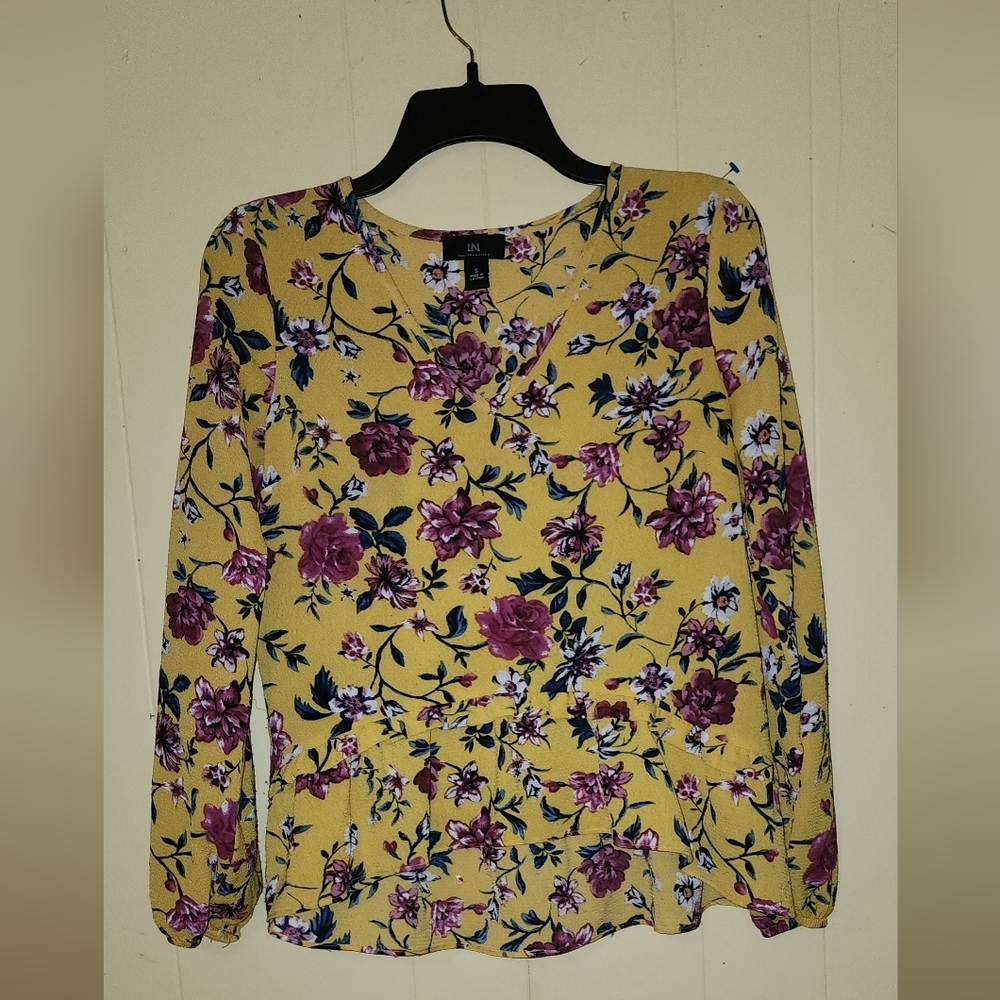 I.N. Francisco, Small,  Yellow Floral blouse. Ruffled on the bottom.